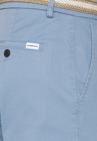 Lindbergh SLIM FIT SUPERFLEX PANTS BELT - Chinos - dusty blue