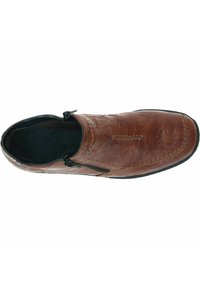 Chaussure à enfiler en cuir marron avec une finition texturée, des coutures décoratives et une fermeture éclair sur le côté. Elle dispose d'une semelle en caoutchouc noir et d'un intérieur rembourré.