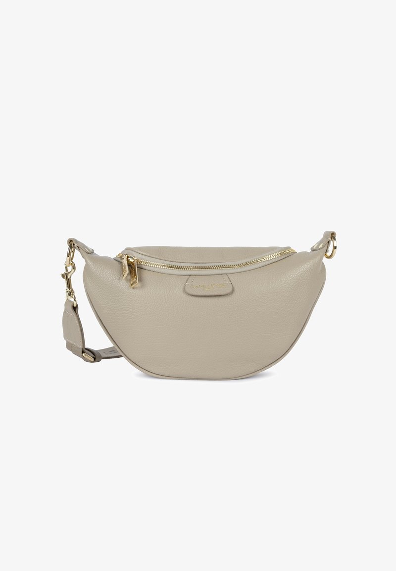 Sac banane en cuir beige avec fermeture éclair dorée et sangle ajustable, forme semi-circulaire, texture lisse.