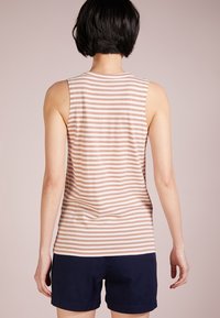 Stribet tanktop i beige og creme, med rund halsudskæring og ærmeløs design. Blødt stof med en glat tekstur, skræddersyet pasform.