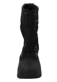 Bota de invierno negra con parte superior de tela suave, suela de goma, parte superior ajustable y correa de sujeción. Presenta acentos texturizados y logotipo de la marca.