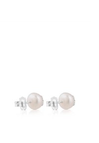Orecchini a perno con perle bianche rotonde e lisce, montati su orecchini in metallo argentato con chiusure trasparenti per un fissaggio sicuro.