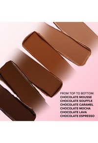 Sechs schokoladenfarbene Makeup-Farbproben, diagonal auf einem hellrosa Hintergrund angeordnet, von oben nach unten mit Geschmacksnamen beschriftet.