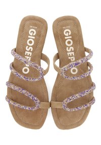 Sandalias de ante marrón con tres tiras beadadas que presentan acentos en púrpura, transparente y dorado. Suela plana; diseño minimalista. Logo de la marca visible.