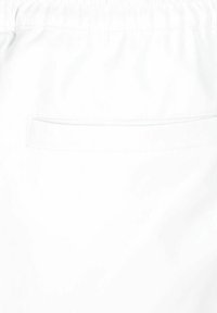 Weiße Shorts mit elastischem Bund, ausgestattet mit einer flachen Gesäßtasche. Der Stoff wirkt leicht und hat eine glatte Textur.