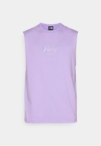 T-shirt sans manches violet, en coton doux, avec un col rond, présentant un logo brodé "Los Angeles Lakers" en blanc sur la poitrine.