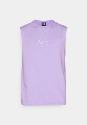 T-shirt sans manches violet, en coton doux, avec un col rond, présentant un logo brodé "Los Angeles Lakers" en blanc sur la poitrine.