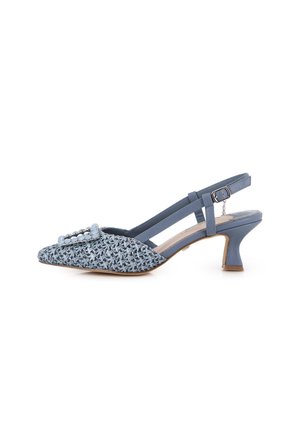 Zapato de tacón alto slingback azul con parte frontal tejida, hebilla decorativa y correa ajustable en el tobillo con cierre de hebilla.