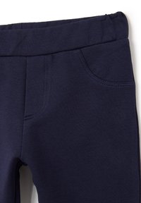 Navyblauwe leggings met een rekbare tailleband, voorzien van twee zijzakken, gemaakt van een zachte, comfortabele stof met een gladde textuur.