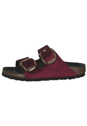 Sandalias de ante burdeos con dos tiras ajustables y hebillas en tono dorado, con plantilla de corcho y suela exterior de goma negra texturizada.