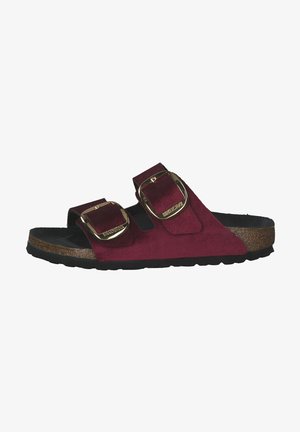 Sandalias de ante burdeos con dos tiras ajustables y hebillas en tono dorado, con plantilla de corcho y suela exterior de goma negra texturizada.