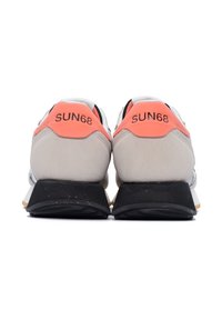 Zapatillas con una parte superior de ante blanca y gris, acentos negros y talón de color coral brillante. Presentan el logotipo "SUN68" en el talón y una suela texturizada.