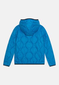 Giubbotto trapuntato blu brillante con cappuccio, caratterizzato da un motivo testurizzato di onde e un bordo nero lungo l'orlo e i polsini.
