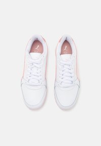 Valkoiset lenkkarit vaaleanpunaisilla yksityiskohdilla, joissa on sileä nahkapäällinen, pyöreä kärki, nauhat ja pehmustetut kaulukset. Huomattava logo pohjallisessa.