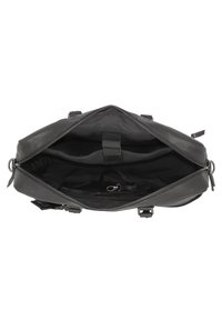 Schwarze Ledertasche mit einem Reißverschluss oben, die ein geräumiges Innenleben, Stoffauskleidung und mehrere Fächer zur Organisation zeigt.