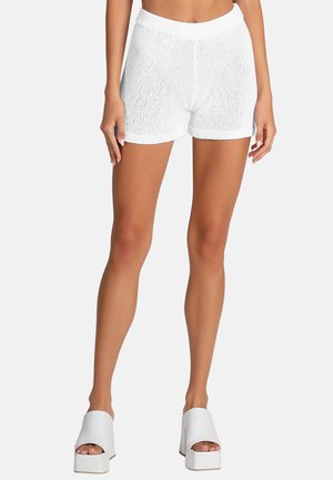 Witte gebreide shorts met een elastische tailleband en omgeslagen zoom. De stof heeft een gestructureerd patroon en een losse pasvorm.