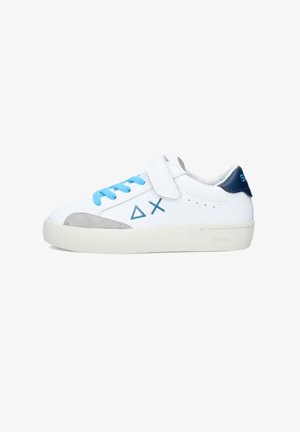 Witte lage sneaker met blauwe veters, grijze neuskap, blauwe geometrische symbolen aan de zijkant en een donkerblauw hielstuk met een klittenbandsluiting.
