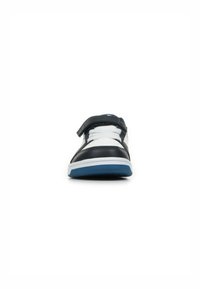 Baskets noir et blanc avec une sangle velcro, présentant un dessus en cuir lisse, des accents latéraux perforés et une semelle en caoutchouc bleue.