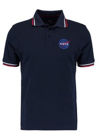 Granatowa koszulka polo z logo NASA na lewej piersi, z plaketą na dwa guziki oraz czerwono-biało-niebieskim paskiem wykończenia kołnierza i rękawów.