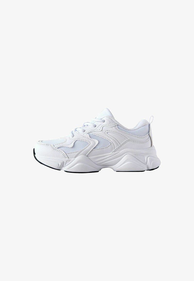 Baskets athlétiques blanches avec des panneaux en mesh, une semelle épaisse et texturée, et une fermeture à lacets, présentées de côté extérieur sur un fond blanc.