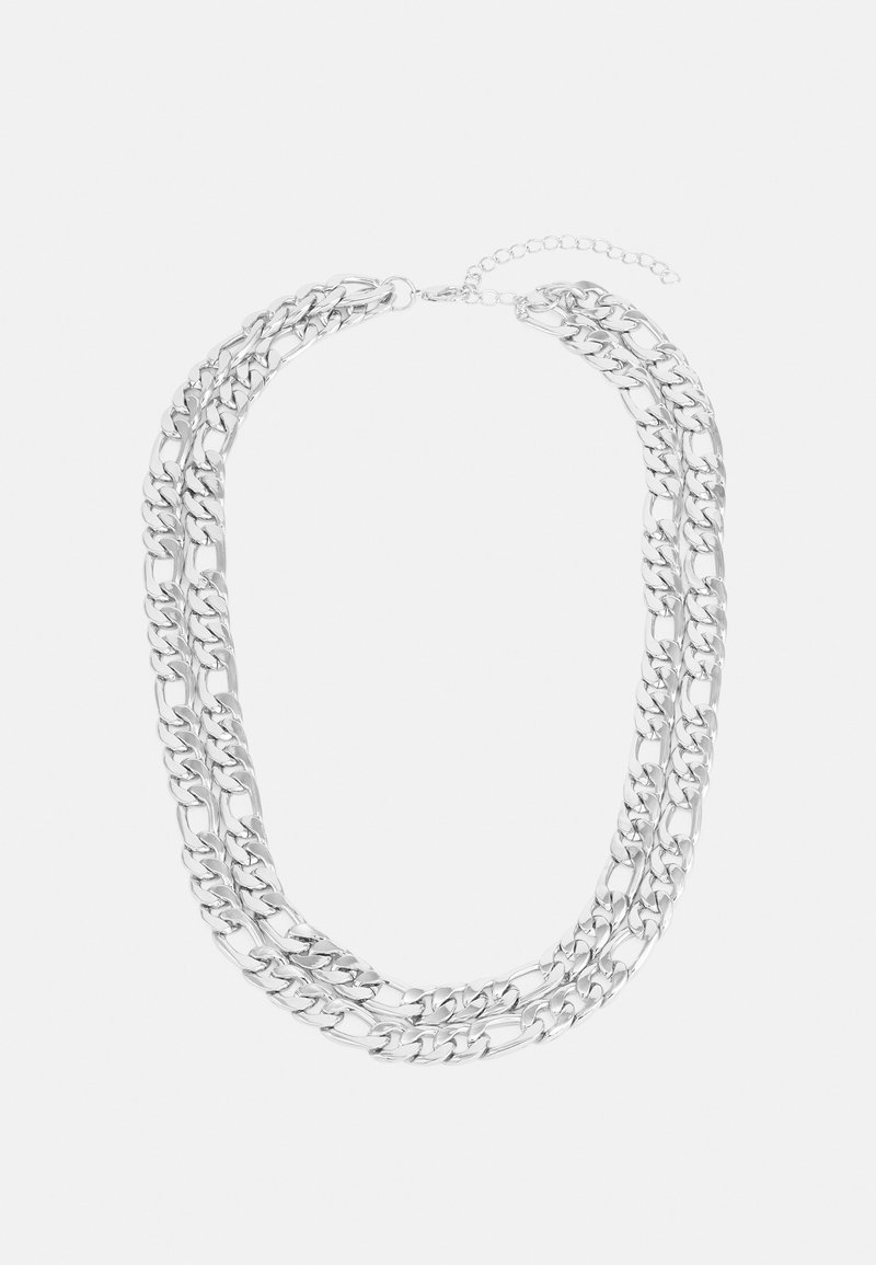 Collar de cadena de plata con múltiples capas, con enlaces entrelazados de tamaños variados y un cierre con cadena ajustable.