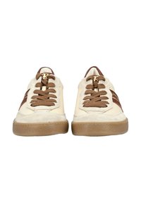 Pár béžových a hnedých kožených tenisiek s hnedými šnúrkami a štruktúrovanými podrážkami z gumy, zobrazený spredu na bielom pozadí.