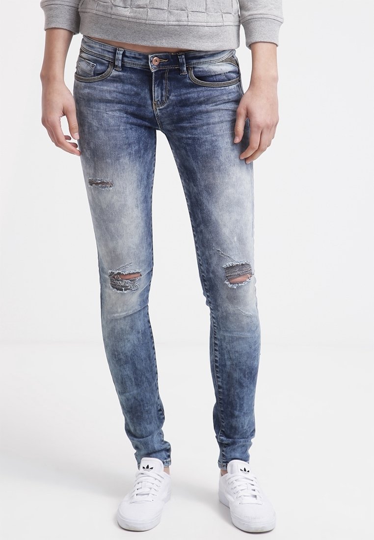 Vaqueros de denim azul de corte ajustado con detalles desgastados, que van de oscuro a claro, con desgarros en las rodillas y diseño de cinco bolsillos.
