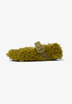 Tongue de baignade verte en peluche avec un dessus texturé et pelucheux, une sangle solide avec une boucle carrée, offrant une large boîte pour les orteils et une semelle plate.