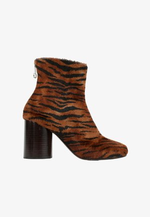 Maison Martin Margiela, FAUX FUR ANKLE BOOTS BROWN - Bottes de neige - brown