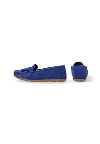 Blaue Wildleder-Mokassins mit Quasten-Detail, flacher Gummisohle und abgerundetem Zehendesign. Glatte Textur und minimalistischer Stil.