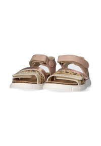 Vaaleanpunaiset ja beige sandaalit, joissa on tarranauha, avokärki ja teksturoitu, laikukas kuvio etuosaulussa, valkoisella pohjalla.