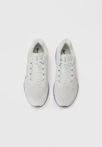 Lett, pustende sneakers i hvit mesh med lyseblå aksenter. Har en teksturert såle, seks-hullsningssystem og logo-detalj.