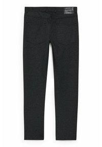Tmavě šedé kalhoty z texturované látky, s klasickým pasem, poutky na pásek a dvěma zadními kapsami.