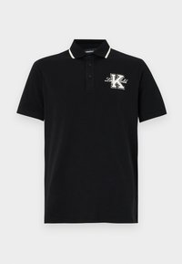 Černé polo tričko vyrobené z bavlny s dvoumístným zapínáním, bílými akcenty u límce a bílým vyšitým logem 'K' na hrudi.