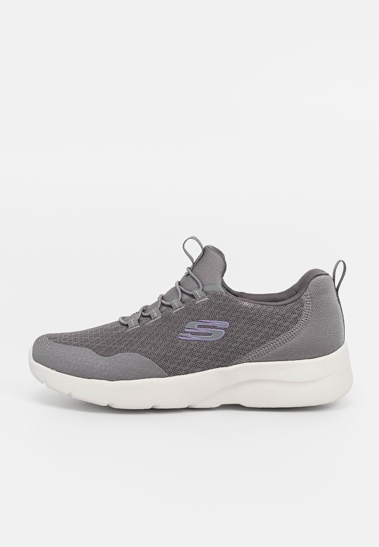 Deportiva de textil gris con diseño de malla, cierre de cordones y suela blanca. Presenta un logotipo púrpura en el lateral y una puntera redondeada.