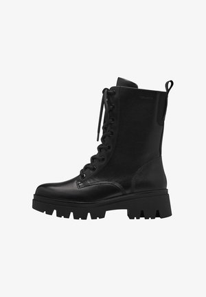 Czarne wojskowe buty z gładkiej skóry, z wiązanym designem, masywną gumową podeszwą i pętelką z tyłu. Panel boczny ma teksturowane detale.