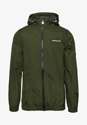Chaqueta ligera verde con capucha, cierre de cremallera, puños elásticos y parche con logo en el pecho. Fabricada con material liso y resistente al agua.