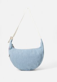 Helle blaue Jeans-Schultertasche mit gewölbter Form, verstellbarem cremefarbenem Riemen und silbernem Reißverschluss; verfügt über ein Logodetail auf der Vorderseite.