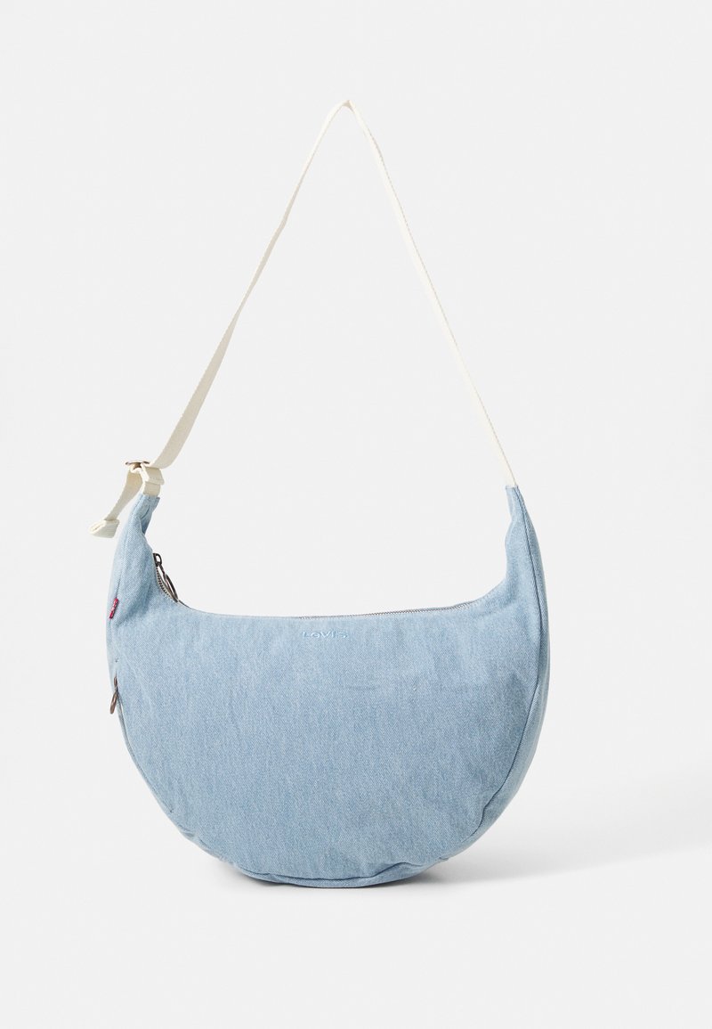Helle blaue Jeans-Schultertasche mit gewölbter Form, verstellbarem cremefarbenem Riemen und silbernem Reißverschluss; verfügt über ein Logodetail auf der Vorderseite.