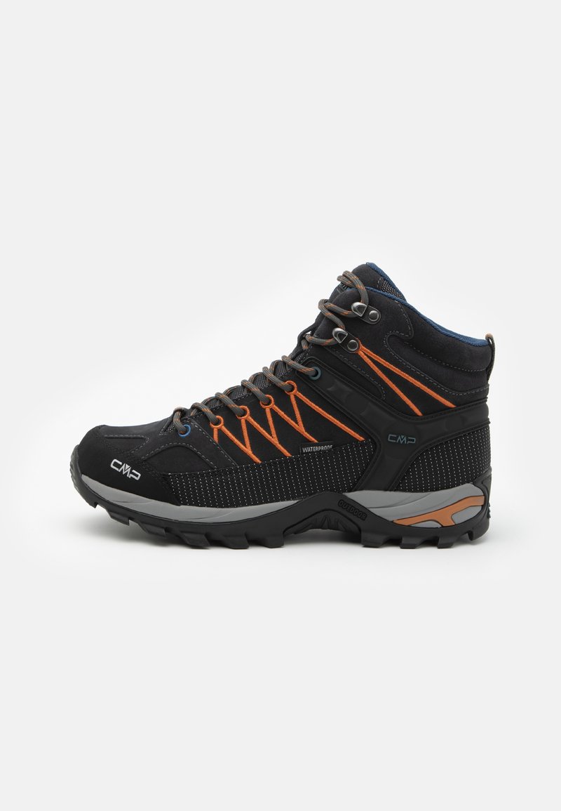 Buty trekkingowe z czarnego zamszu, pomarańczowymi akcentami i teksturowaną szaro-skalną siateczką. Posiadają metalowe oczka, wodoodporność oraz wytrzymałą podeszwę.