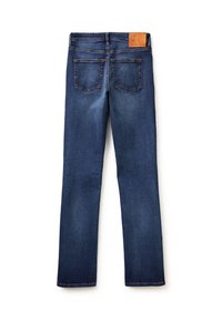 Jeans de mezclilla azul oscuro con corte recto, que presentan un parche de cuero en la pretina, dos bolsillos traseros y detalles de costura en contraste.