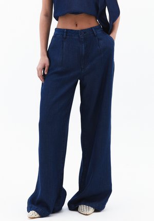 Dark blue wide-leg jeans made of denim, featuring front pockets, a button closure, and a high-waisted design with clean lines.
