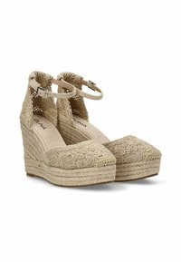 Sandalias de cuña beige con parte superior de tela bordada, tira en el tobillo ajustable y suela de cuña envuelta en yute. Diseño de punta cuadrada.