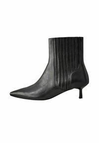 Mustad musta nahast pahkluu saabas, millel on terav nina, soonikuline külgedesign ja madal, ruudukujuline konts. Sile tekstuur ja läikiv viimistlus.