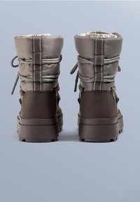 Bottes imperméables marron avec tige en tissu gris rembourré, fermetures à lacets réglables et semelle en caoutchouc épaisse pour une bonne adhérence.