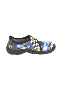 Schwarze Slipper mit einem bunten Auto-Design, Schachbrettmuster und gelbem „SPEED“-Text auf dem Obermaterial sowie einer strukturierten Gummisohle.