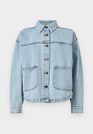 Világoskék farmerdzseki gombos elülső zárral, két nagy első zsebbel, hosszú ujjal és gallérral.