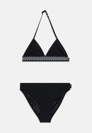Ensemble bikini côtelé noir avec haut triangle orné d'une bande blanche à motif géométrique et bas de bikini uni assorti.