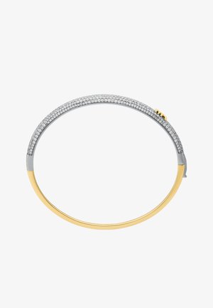 Zilveren en gouden armband met een gebogen ontwerp, versierd met heldere kristallen langs de bovenrand en een sluiting.