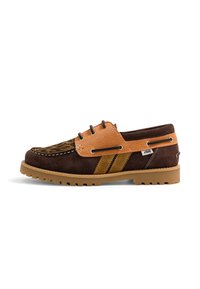 Chaussure bateau en daim marron et beige avec bout léopard, détails lacets noirs et semelle en caoutchouc robuste.